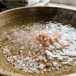 Aburiți-vă bine picioarele în apă caldă cu adaos de sare de mare. aburiti-va-bine-picioarele-in-apa-calda-cu-adaos-de-sare.webp.webp