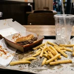Ce se întâmplă în organism la 60 de minute după un burger și cartofi ce-se-intampla-in-organism-la-60-de-minute-dupa.webp.webp
