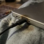 De ce laptopul tău în poală în timp ce se încarcă se distruge încet și confortul tău de-ce-laptopul-tau-in-poala-in-timp-ce-se.webp.webp