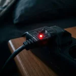 O lumină mică îți strică odihna nopții: cum am scăpat de LED-urile care clipeau în dormitor și, în sfârșit, am dormit bine o-lumina-mica-iti-strica-odihna-noptii-cum-am-scapat.webp.webp