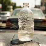 O sticlă de apă uitată în mașină se poate transforma într-un pericol ascuns pentru sănătate. o-sticla-de-apa-uitata-in-masina-se-poate-transforma.webp.webp