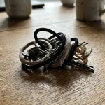 Obiceiul periculos de a purta accesorii de păr pe braț și ce înseamnă obiceiul-periculos-de-a-purta-accesorii-de-par-pe-brat.webp.webp