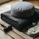 Picioarele mele nu vor mai amorți: cum am rezolvat problema amorțelii picioarelor în timpul meditației folosind trucuri simple de uz casnic picioarele-mele-nu-vor-mai-amorti-cum-am-rezolvat-problema.webp.webp