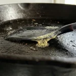 Plasticul începe să se topească acolo unde intră în contact cu uleiul care fierbe. plasticul-incepe-sa-se-topeasca-acolo-unde-intra-in-contact.webp.webp
