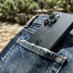 Smartphone în buzunarul din spate al blugilor: de ce acest obicei îți distruge în liniște postura și ceea ce spun experții smartphone-in-buzunarul-din-spate-al-blugilor-de-ce-acest.webp.webp